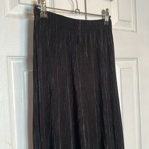 Black plisse cropped high waisted pants. Size 4.